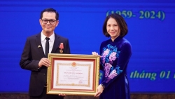 NSND Trung Hiếu, Xuân Bắc và đạo diễn phim 714 tỷ nhận Huân chương Lao động