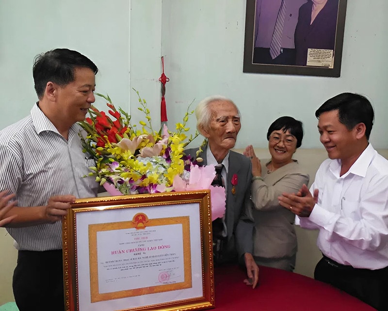 NSND Trung Hiếu, Xuân Bắc và đạo diễn phim 714 tỷ nhận Huân chương Lao động