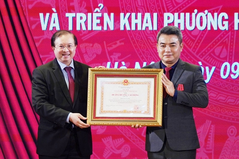 NSND Trung Hiếu, Xuân Bắc và đạo diễn phim 714 tỷ nhận Huân chương Lao động