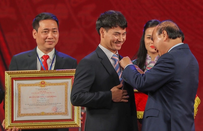 NSND Trung Hiếu, Xuân Bắc và đạo diễn phim 714 tỷ nhận Huân chương Lao động