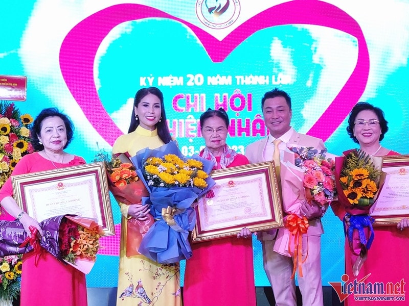 NSND Trung Hiếu, Xuân Bắc và đạo diễn phim 714 tỷ nhận Huân chương Lao động