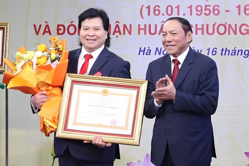NSND Trung Hiếu, Xuân Bắc và đạo diễn phim 714 tỷ nhận Huân chương Lao động