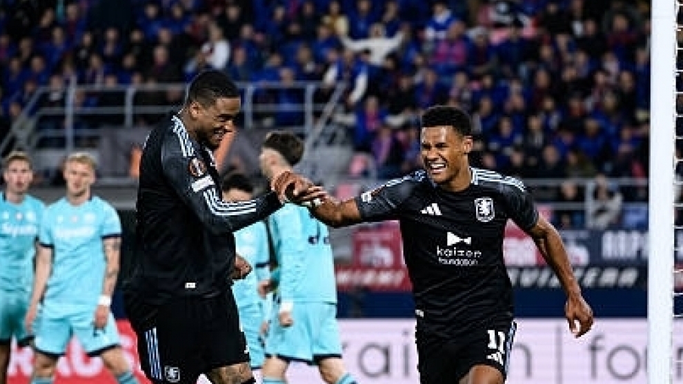 Aston Villa đặt một chân vào bán kết Europa League