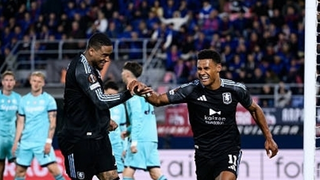 Aston Villa đặt một chân vào bán kết Europa League