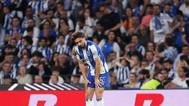 Hậu vệ Porto phản lưới nhà ở khoảng cách gần… 40m