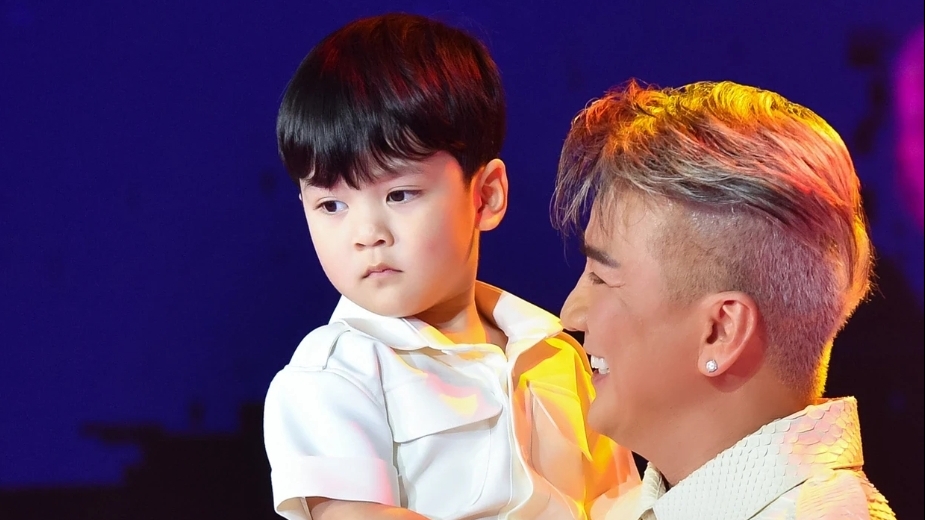 Đàm Vĩnh Hưng đưa con trai Polo lưu diễn Mỹ: Quý tử 7 tuổi gây chú ý với vẻ điển trai và hiểu chuyện