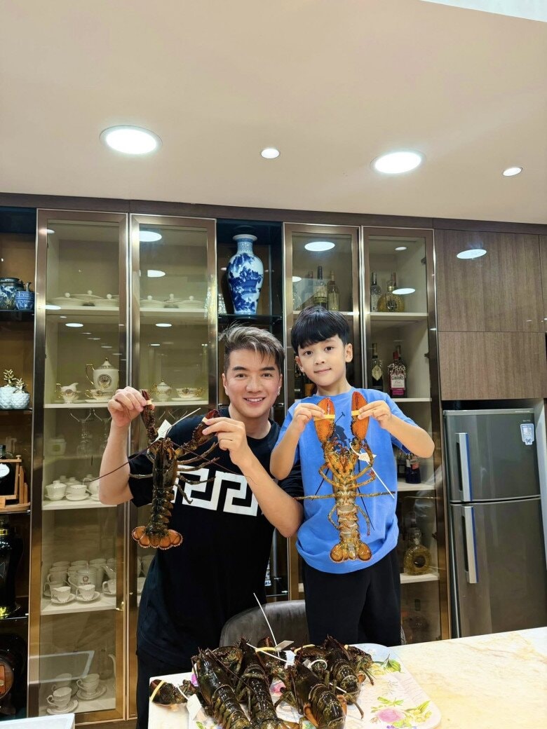 Đàm Vĩnh Hưng đưa con trai Polo lưu diễn Mỹ: Quý tử 7 tuổi gây chú ý với vẻ điển trai và hiểu chuyện Đàm Vĩnh Hưng đưa con trai Polo lưu diễn Mỹ: Quý tử 7 tuổi gây chú ý với vẻ điển trai và hiểu chuyện