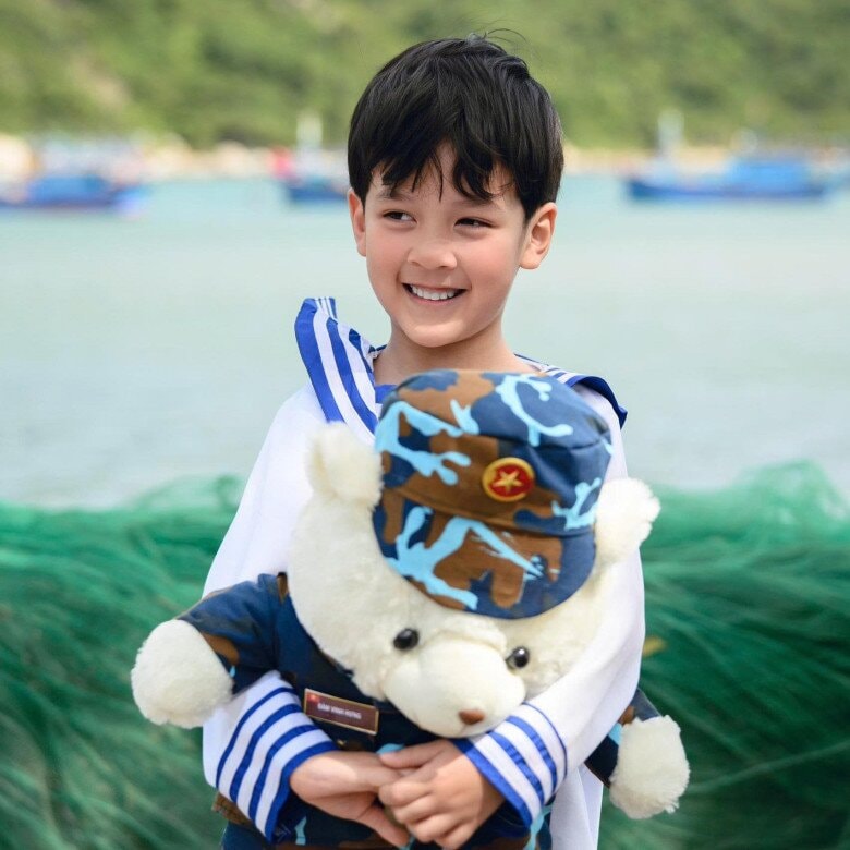 Đàm Vĩnh Hưng đưa con trai Polo lưu diễn Mỹ: Quý tử 7 tuổi gây chú ý với vẻ điển trai và hiểu chuyện Đàm Vĩnh Hưng đưa con trai Polo lưu diễn Mỹ: Quý tử 7 tuổi gây chú ý với vẻ điển trai và hiểu chuyện