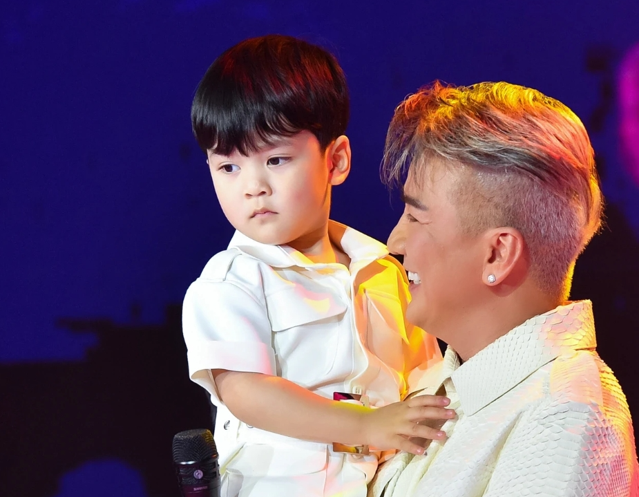 Đàm Vĩnh Hưng đưa con trai Polo lưu diễn Mỹ: Quý tử 7 tuổi gây chú ý với vẻ điển trai và hiểu chuyện Đàm Vĩnh Hưng đưa con trai Polo lưu diễn Mỹ: Quý tử 7 tuổi gây chú ý với vẻ điển trai và hiểu chuyện