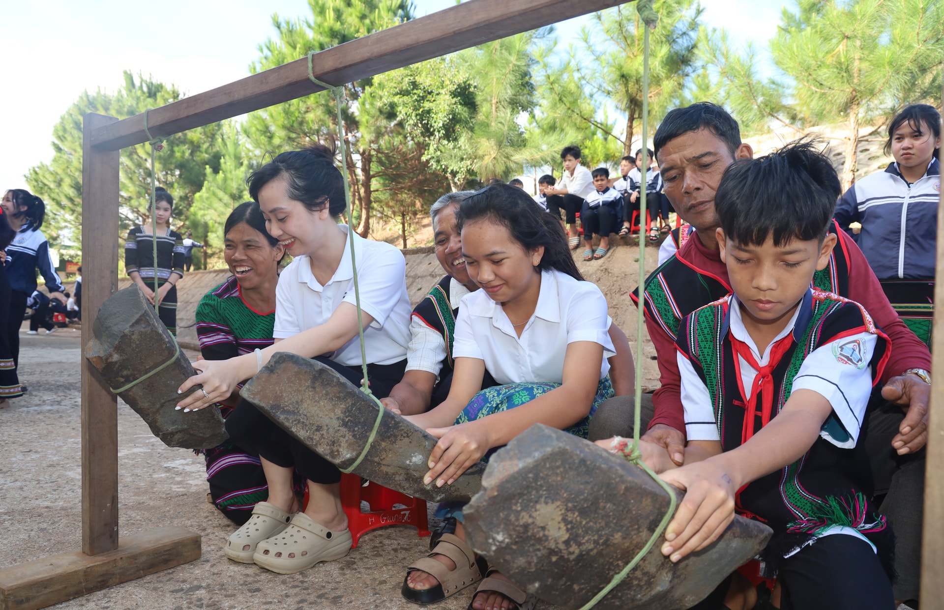 Những người giữ hồn đàn đá ở bon Ðiêng Ðu Những người giữ hồn đàn đá ở bon Ðiêng Ðu