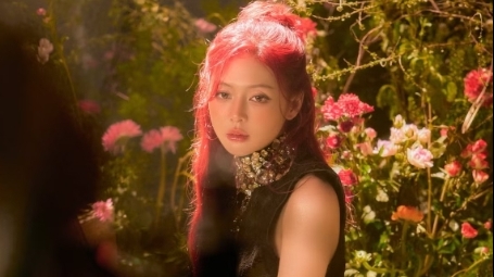 Liz Kim Cương gây chú ý với thời trang quyến rũ