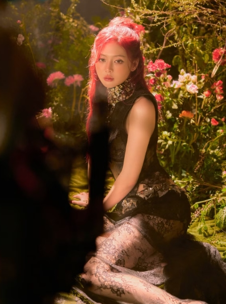 Liz Kim Cương gây chú ý với thời trang quyến rũ