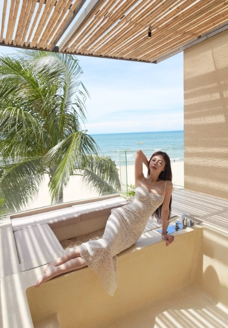 Liz Kim Cương gây chú ý với thời trang quyến rũ