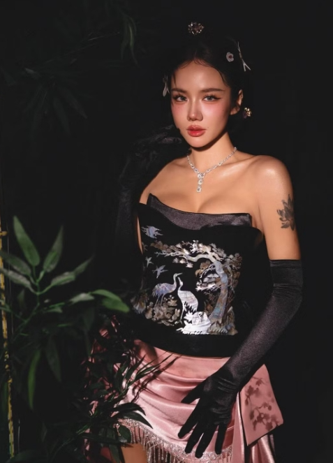 Phương Ly 'lột xác' với làn da nâu, phong cách quyến rũ