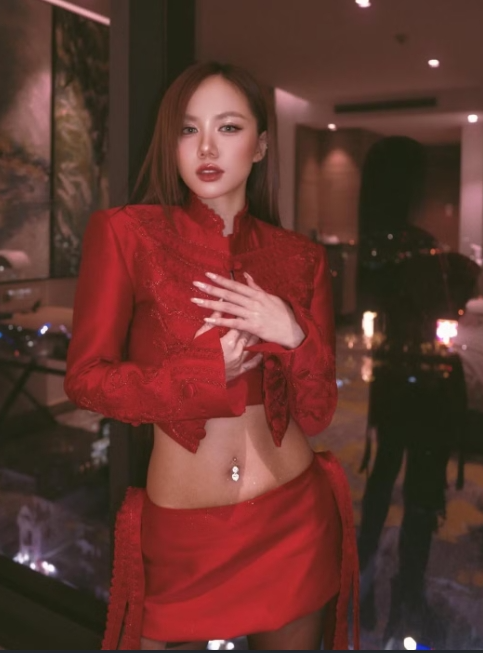 Phương Ly 'lột xác' với làn da nâu, phong cách quyến rũ