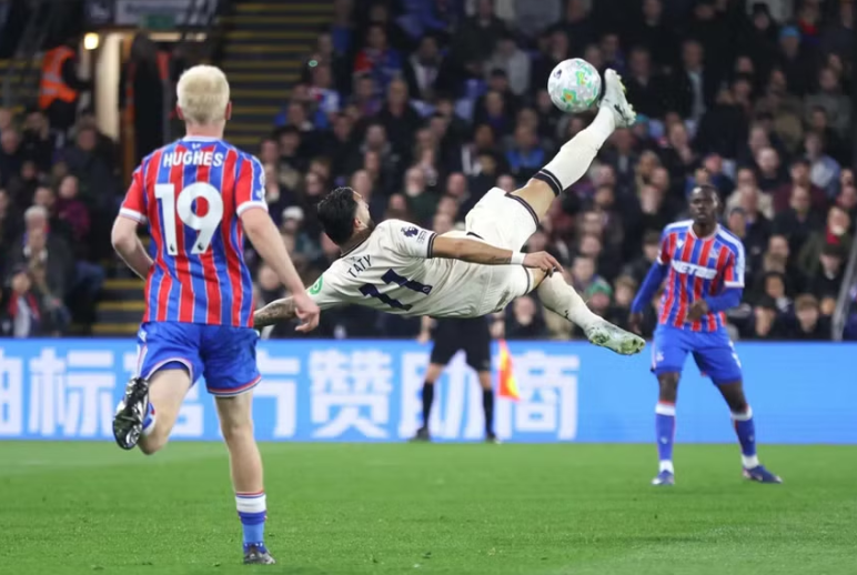 West Ham lỡ cơ hội ‘tiễn’ Tottenham khỏi Ngoại hạng Anh
