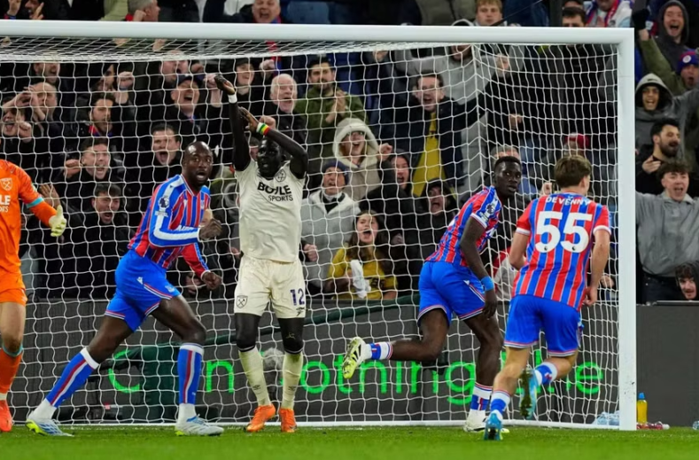 West Ham lỡ cơ hội ‘tiễn’ Tottenham khỏi Ngoại hạng Anh
