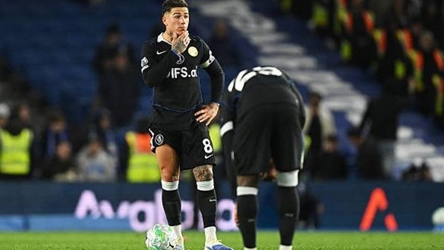 Chelsea rơi vào hỗn loạn: Liam Rosenior mất kiểm soát phòng thay đồ sau trận thua Brighton