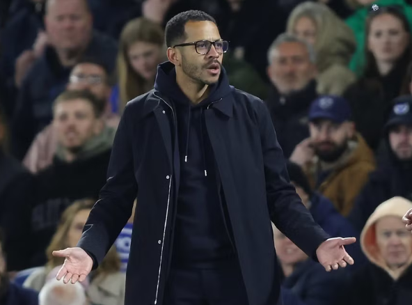 Chelsea sa thải HLV Rosenior, bồi thường sô tiền khổng lồ