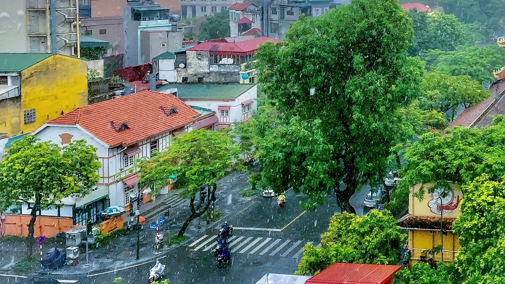 Dự báo thời tiết đêm nay và ngày mai 24/4: Hà Nội và các khu vực trên cả nước