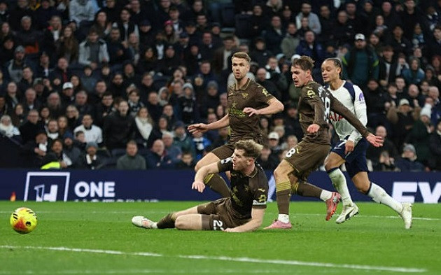 Cuộc cách mạng của De Zerbi: Làn gió mới giúp Tottenham hồi sinh hy vọng trụ hạng