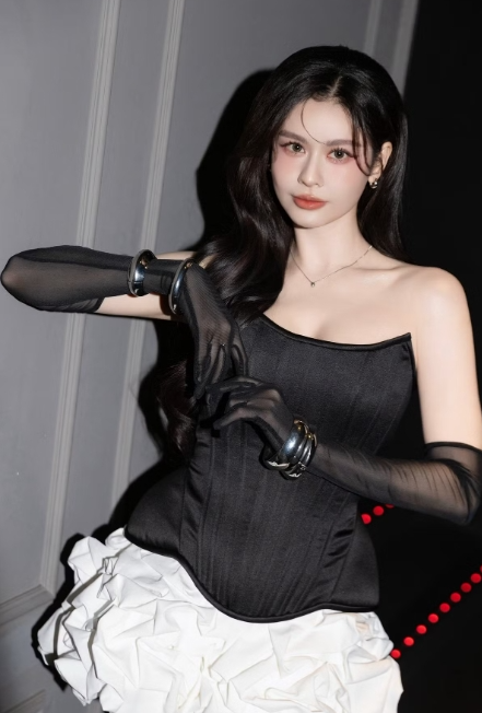 Trương Quỳnh Anh khoe sắc vóc xinh đẹp lấn át dàn mỹ nhân