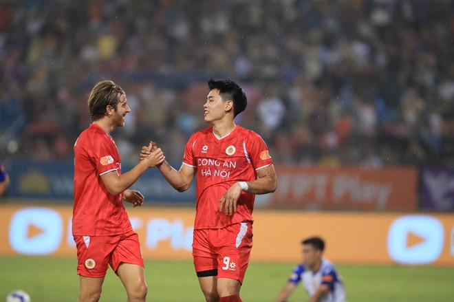 Nguyễn Đình Bắc lập hat-trick, CAHN thắng áp đảo SLNA 4-2