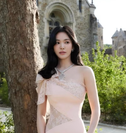 Song Hye Kyo hút mọi ánh nhìn với vẻ đẹp tựa công chúa ở tuổi U50