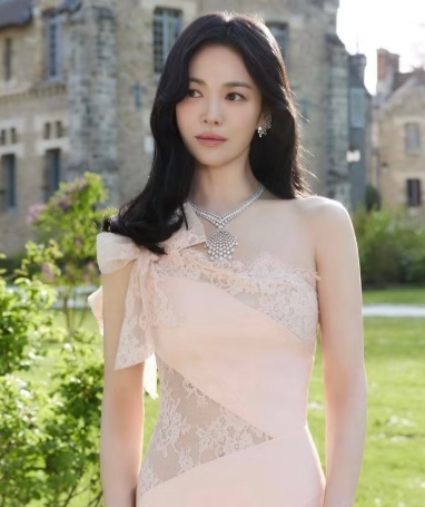 Song Hye Kyo hút mọi ánh nhìn với vẻ đẹp tựa công chúa ở tuổi U50