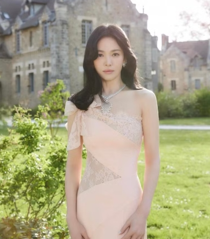 Song Hye Kyo hút mọi ánh nhìn với vẻ đẹp tựa công chúa ở tuổi U50