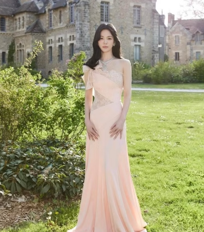 Song Hye Kyo hút mọi ánh nhìn với vẻ đẹp tựa công chúa ở tuổi U50