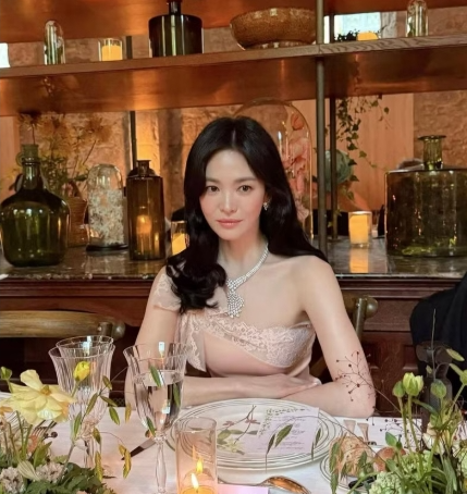 Song Hye Kyo hút mọi ánh nhìn với vẻ đẹp tựa công chúa ở tuổi U50