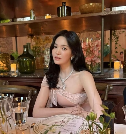 Song Hye Kyo hút mọi ánh nhìn với vẻ đẹp tựa công chúa ở tuổi U50
