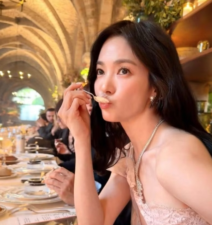 Song Hye Kyo hút mọi ánh nhìn với vẻ đẹp tựa công chúa ở tuổi U50