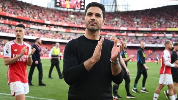 Sức mạnh từ chiếc áo bó của Mikel Arteta đưa Arsenal tới ngôi vương
