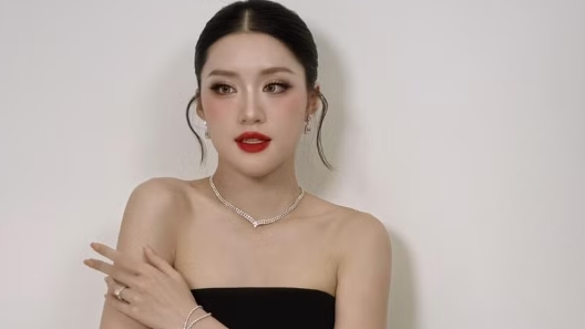 Phương Oanh bật khóc trong vòng tay gia đình sau một tháng đăng quang