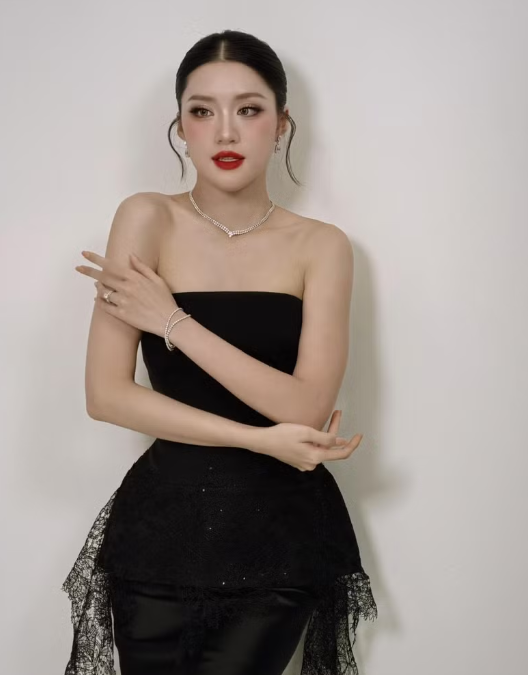 Phương Oanh bật khóc trong vòng tay gia đình sau một tháng đăng quang