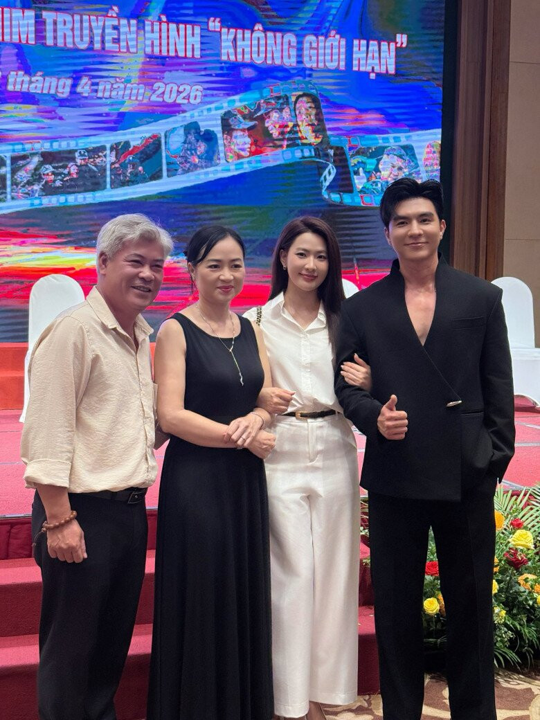 Steven Nguyễn và Minh Trang nhận Bằng khen của Bộ trưởng Bộ Quốc phòng cho phim Không Giới Hạn