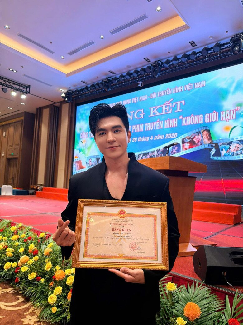 Steven Nguyễn và Minh Trang nhận Bằng khen của Bộ trưởng Bộ Quốc phòng cho phim Không Giới Hạn