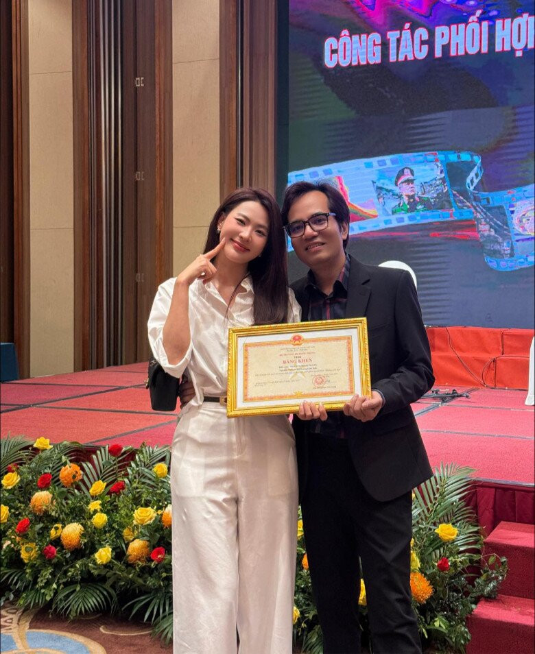 Steven Nguyễn và Minh Trang nhận Bằng khen của Bộ trưởng Bộ Quốc phòng cho phim Không Giới Hạn