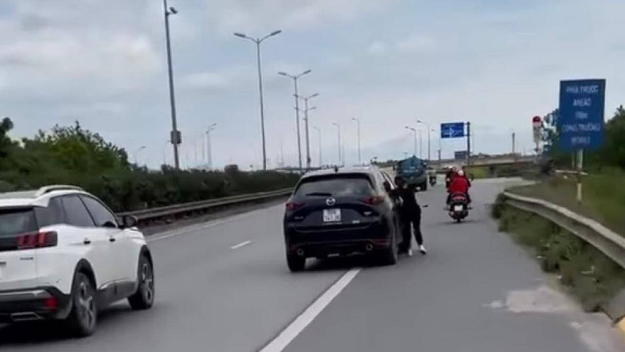 Hà Nội: Công an vào cuộc xác minh đoạn clip ô tô kéo lê người phụ nữ bám vào cửa xe