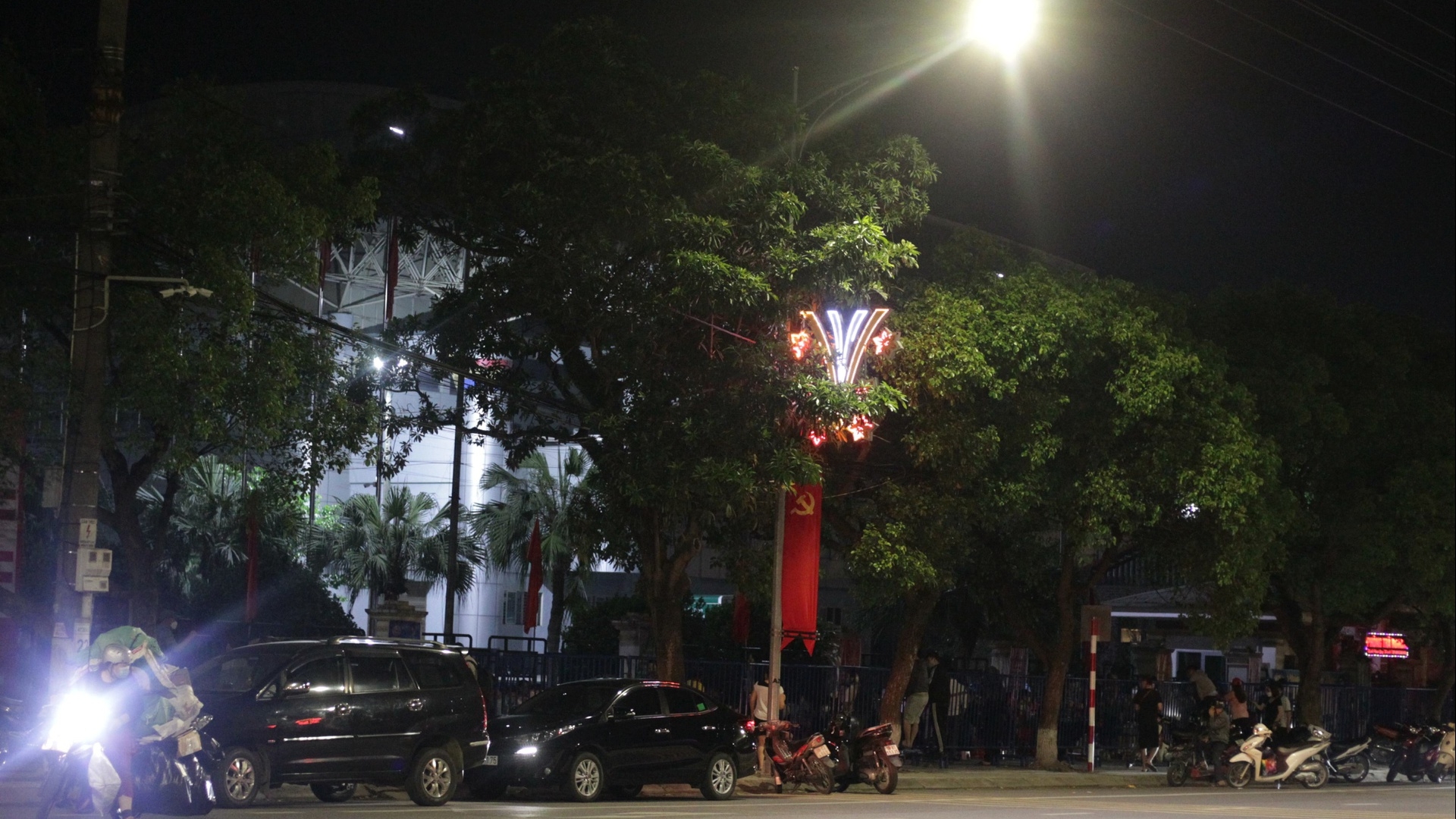 Hàng trăm người săn vé xem U23 Việt Nam xuyên đêm