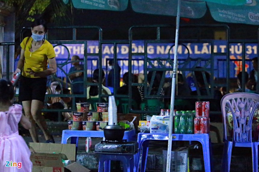 Hàng trăm người săn vé xem U23 Việt Nam xuyên đêm Hàng trăm người săn vé xem U23 Việt Nam xuyên đêm