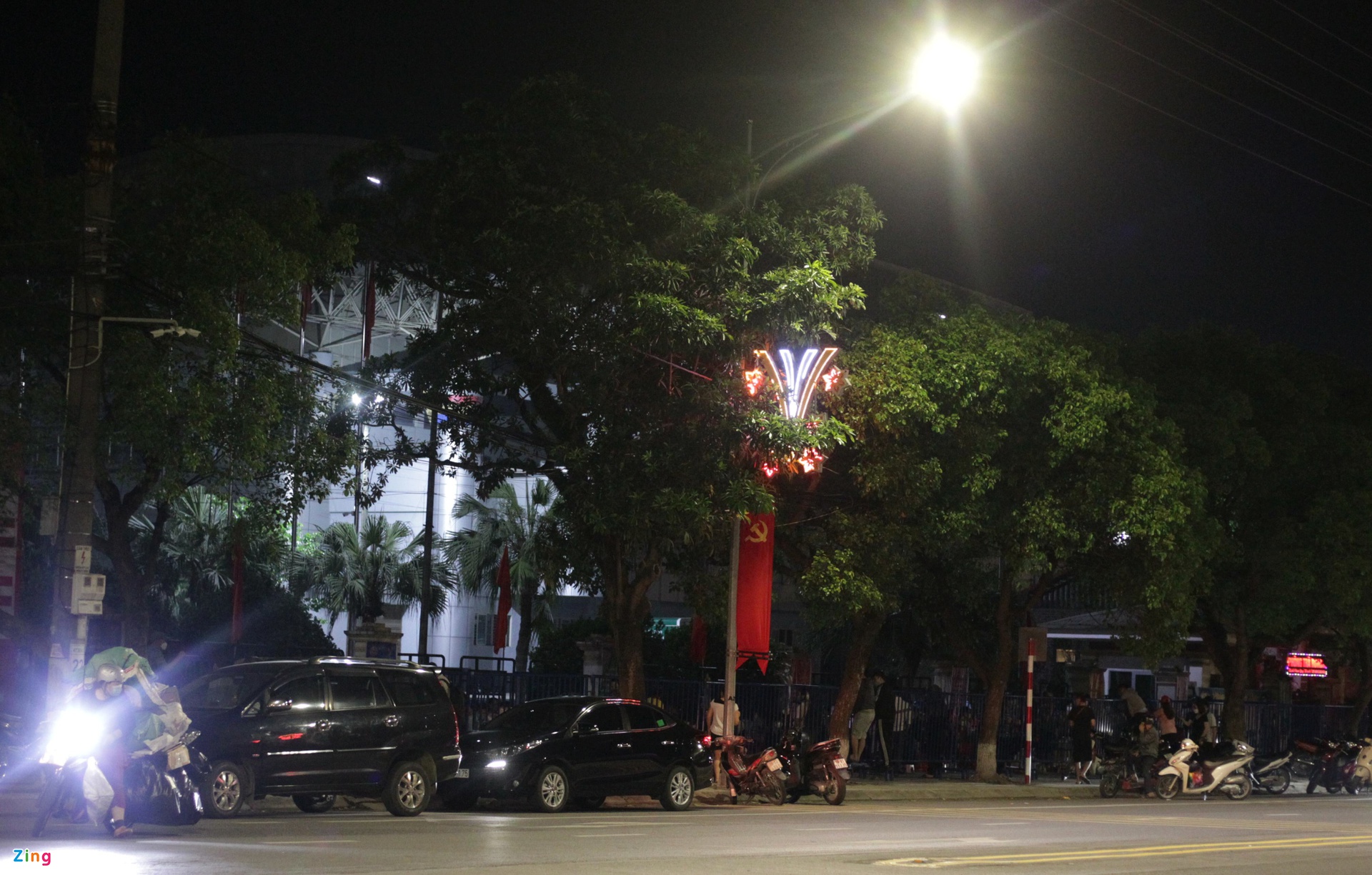 Hàng trăm người săn vé xem U23 Việt Nam xuyên đêm Hàng trăm người săn vé xem U23 Việt Nam xuyên đêm
