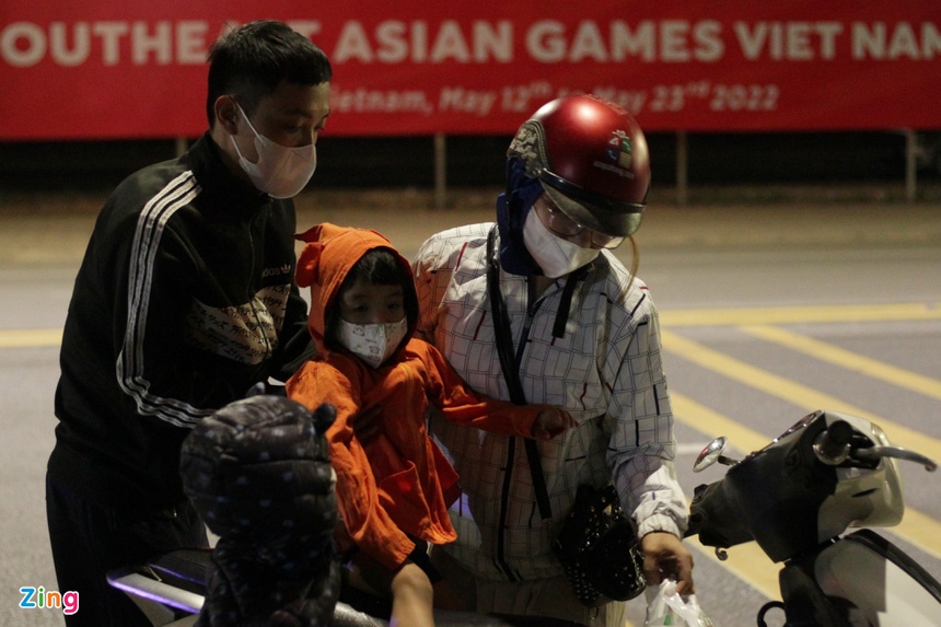 Hàng trăm người săn vé xem U23 Việt Nam xuyên đêm Hàng trăm người săn vé xem U23 Việt Nam xuyên đêm