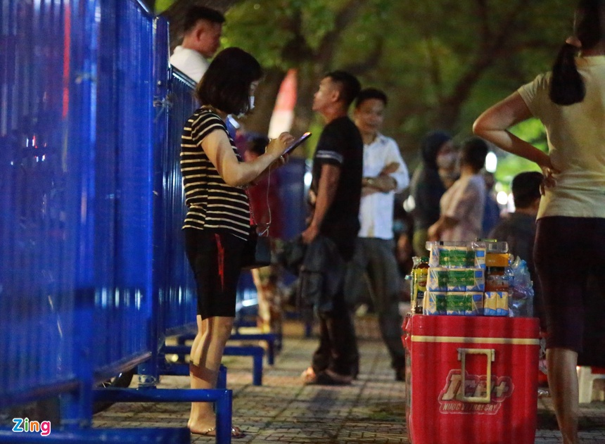 Hàng trăm người săn vé xem U23 Việt Nam xuyên đêm Hàng trăm người săn vé xem U23 Việt Nam xuyên đêm