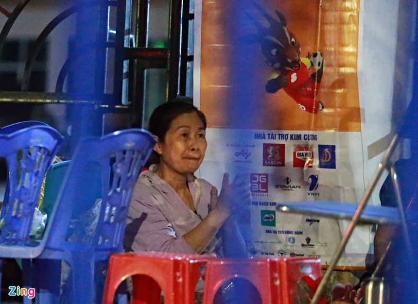 Hàng trăm người săn vé xem U23 Việt Nam xuyên đêm Hàng trăm người săn vé xem U23 Việt Nam xuyên đêm