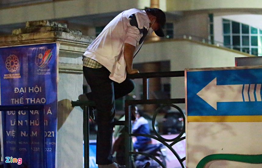 Hàng trăm người săn vé xem U23 Việt Nam xuyên đêm Hàng trăm người săn vé xem U23 Việt Nam xuyên đêm