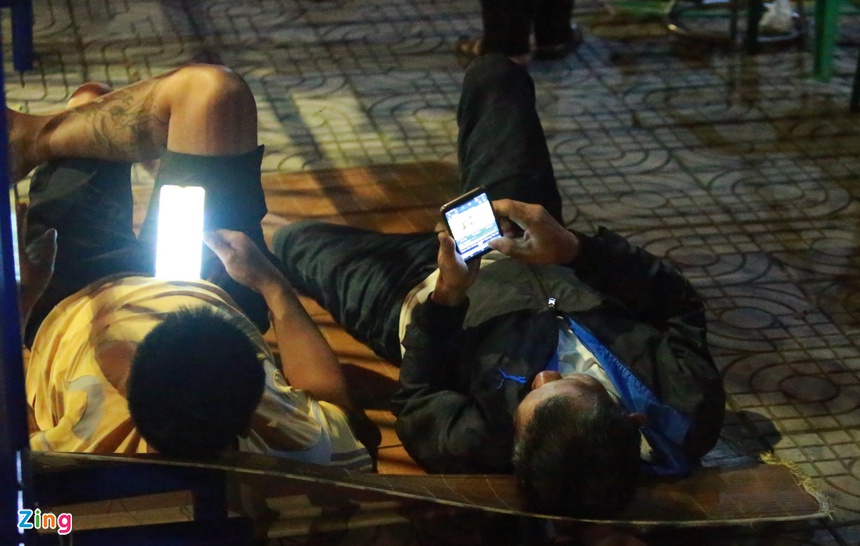 Hàng trăm người săn vé xem U23 Việt Nam xuyên đêm Hàng trăm người săn vé xem U23 Việt Nam xuyên đêm