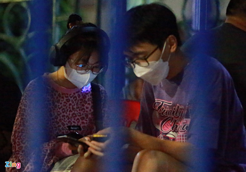 Hàng trăm người săn vé xem U23 Việt Nam xuyên đêm Hàng trăm người săn vé xem U23 Việt Nam xuyên đêm